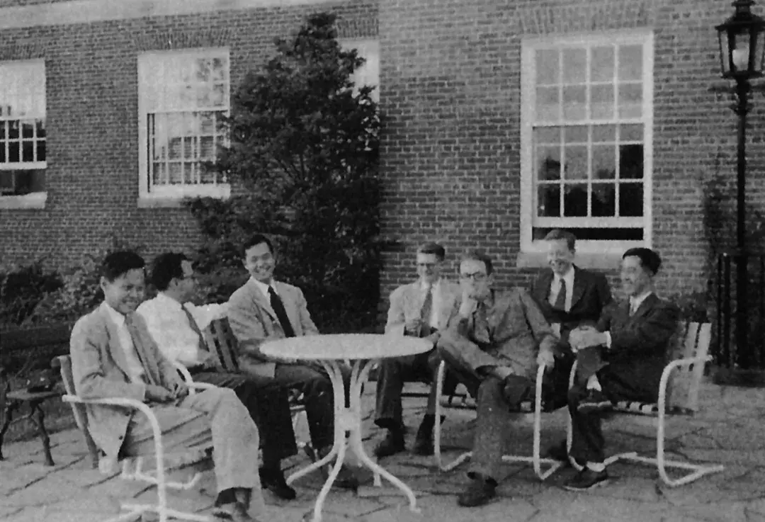1952年秋楊振寧等物理學家於普林斯頓高等研究院 （左起：楊振寧、派斯、李政道、斯諾、愛德華茲、沃德、南部陽一郎）