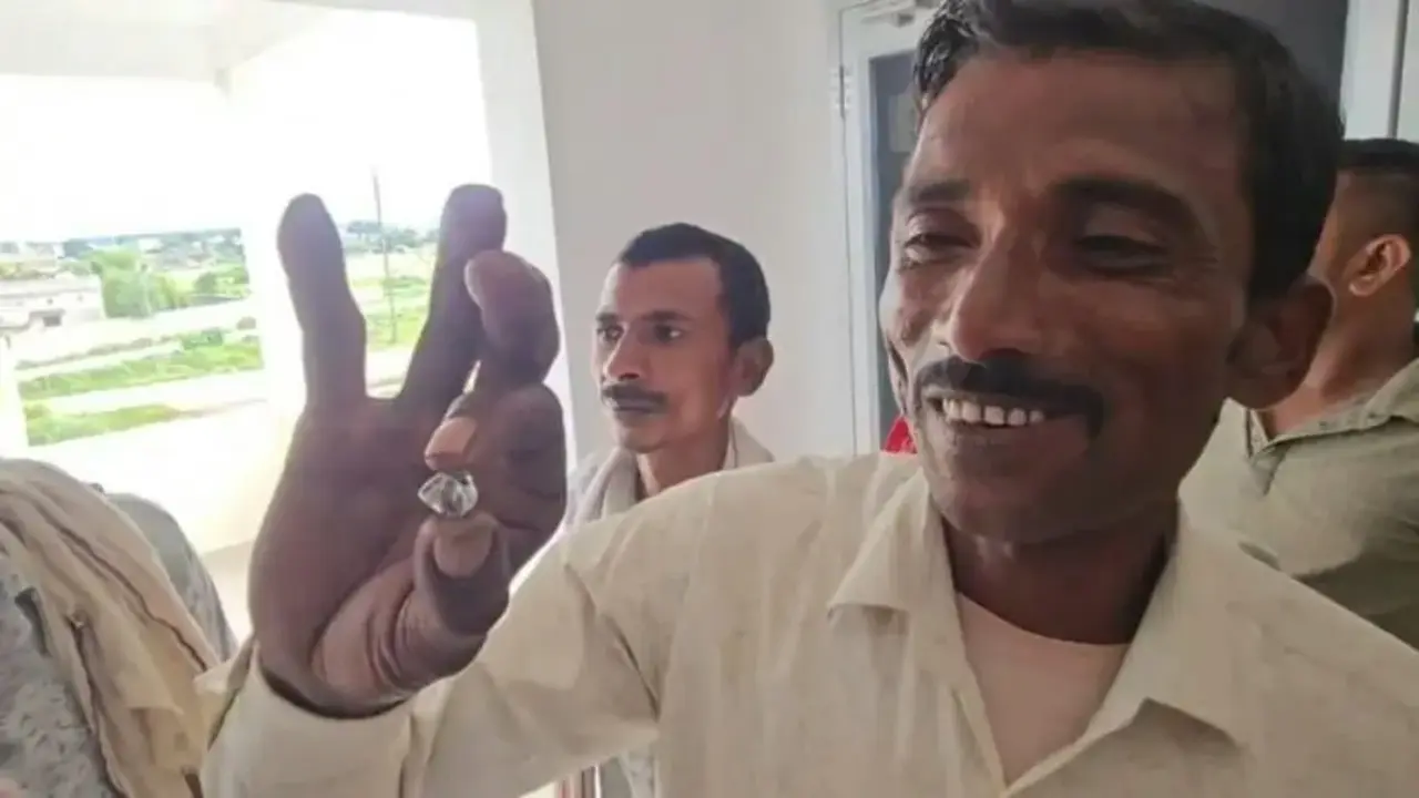 印度中央邦（Madhya Pradesh）潘納（Panna）7名日薪工人，耗時兩年挖鑽石一無所獲，閒置礦坑一年後，於雨後巡視舊礦區時，意外尋獲17.96克拉寶石級鑽石，預計10月公開拍賣，扣除權利金後七人平分收益。（來源：WION@YouTube）