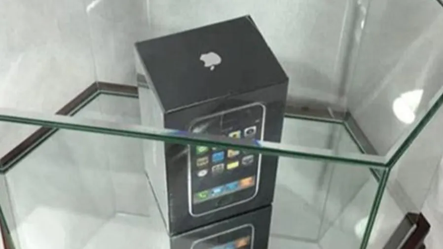 老 iPhone 賣 19 萬美元!家裏舊物真能賣出天價?的封面圖片