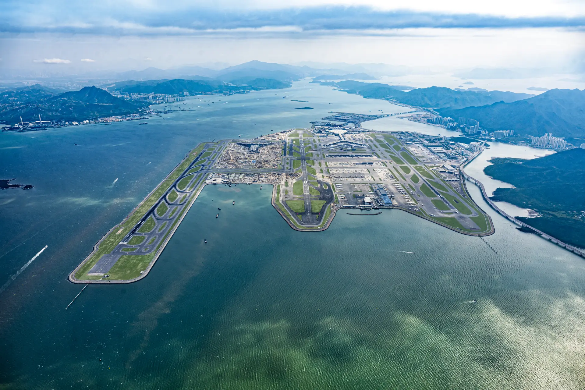 隨著三跑道系統全面啟用，香港國際機場的年客貨運處理能力將進一步提升，進一步鞏固香港的國際航空樞紐地位。在這樣的背景下，香港貨運站憑藉其先進的設施和技術，為維持香港空運樞紐競爭力提供了堅實支撐。(圖：香港國際機場官網)