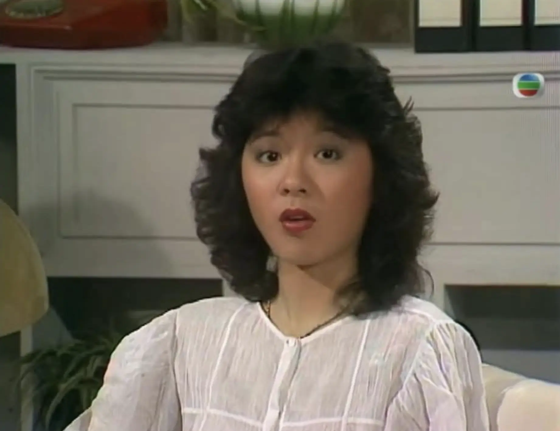 1981年考入TVB藝訓班的符鈺晶，畢業後資源不斷，不僅擔任《歡樂今宵》歡樂小姐、《體育世界》記者，更是資訊節目《K-100》的御用主持，人氣居高不下。(圖：網絡截圖)