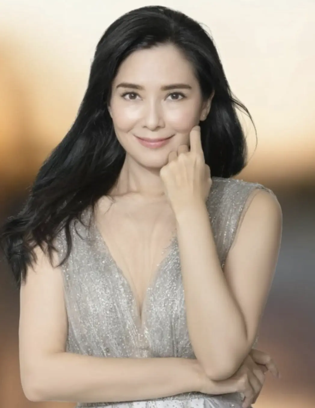 更吸睛的是她身穿的銀色閃爍晚裝，採用中門大開的 Deep V 設計，直落肚臍的剪裁大方展示傲人上圍與白滑肌膚，貼身版型將她保養得宜的 S 形曲線勾勒得淋漓盡致，完全看不出已是一女之母。(圖：sonijakk@IG)