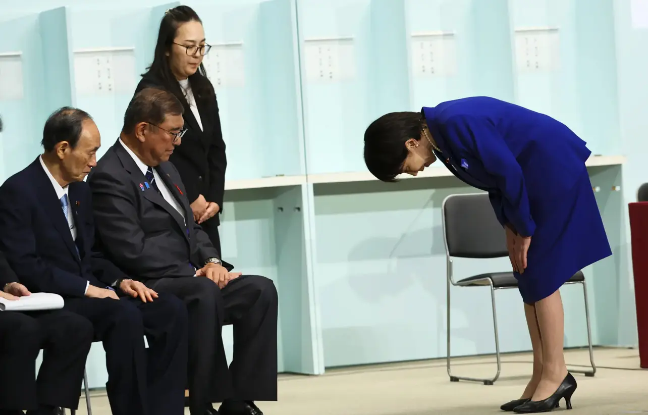 10月4日，在日本東京的自民黨總部，高市早苗（右一）在自民黨總裁選舉中勝出後向現任首相石破茂以及黨內各派系要角鞠躬致意。（圖：新華社）
