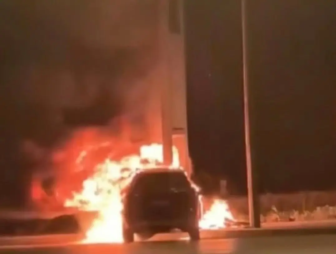 陝西榆林神木市近日發生一宗問界汽車碰撞起火事故。神木警方10月21日回應稱，該事故為一起單方事故，事發時車上僅司機一人，該司機已遇難。(圖：網絡截圖)