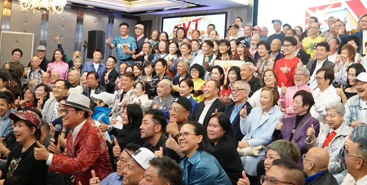 近日，在《歡樂今宵》聯歡晚宴上，陳百祥成為媒體焦點。此前，他曾發表 「冇人要靠 TVB」 等犀利言論，晚宴上自然被追問相關話題 。(圖：視頻截圖)