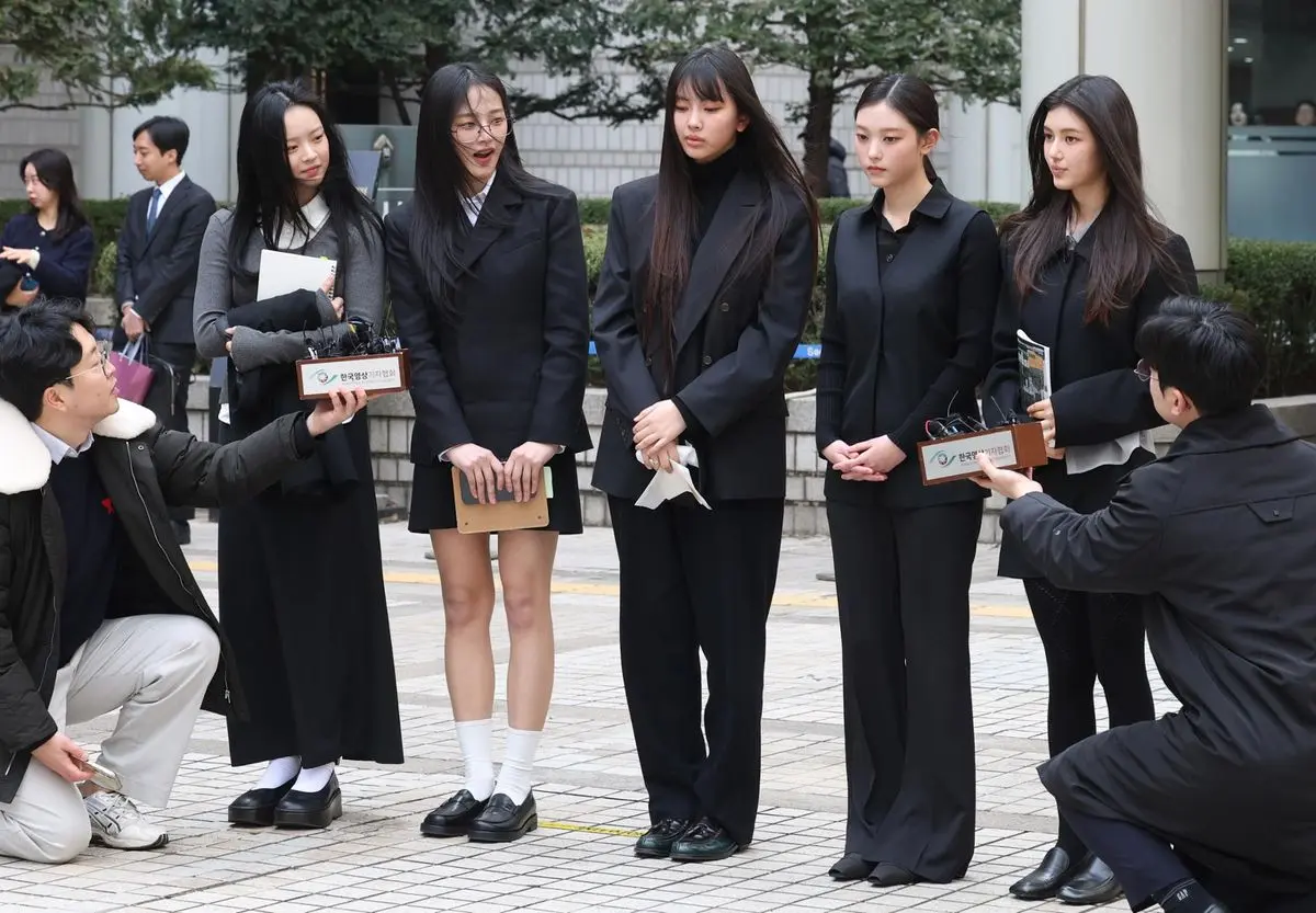 長達數月的司法拉鋸中，法院曾兩度組織調解，但雙方均未達成共識。直至2025年10月30日，首爾中央地方法院作出一審判決，認定ADOR勝訴。(圖：網絡截圖)