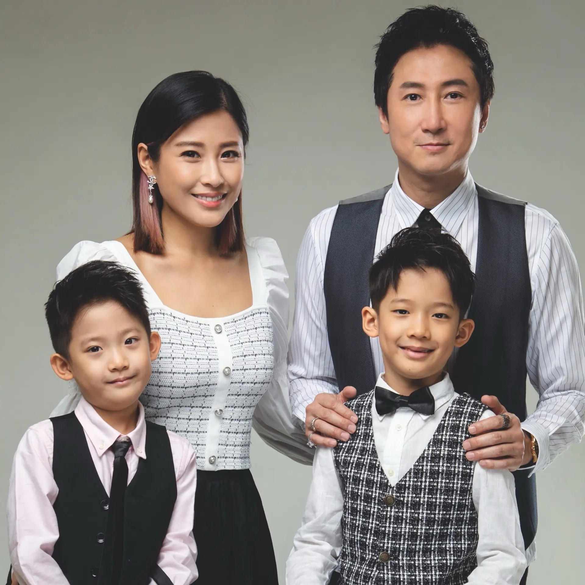 現年51歲的洪天明，與42歲的2006年港姐亞軍周家蔚，自2012年結婚以來已走過13個年頭，育有12歲的洪大仁（TJ）和10歲的洪竟稀（JT）兩子。這段看似穩固的婚姻，近年因洪天明長駐內地工作陷入異地困境，婚變傳聞從未間斷。(圖：Timmy Hung@FB)