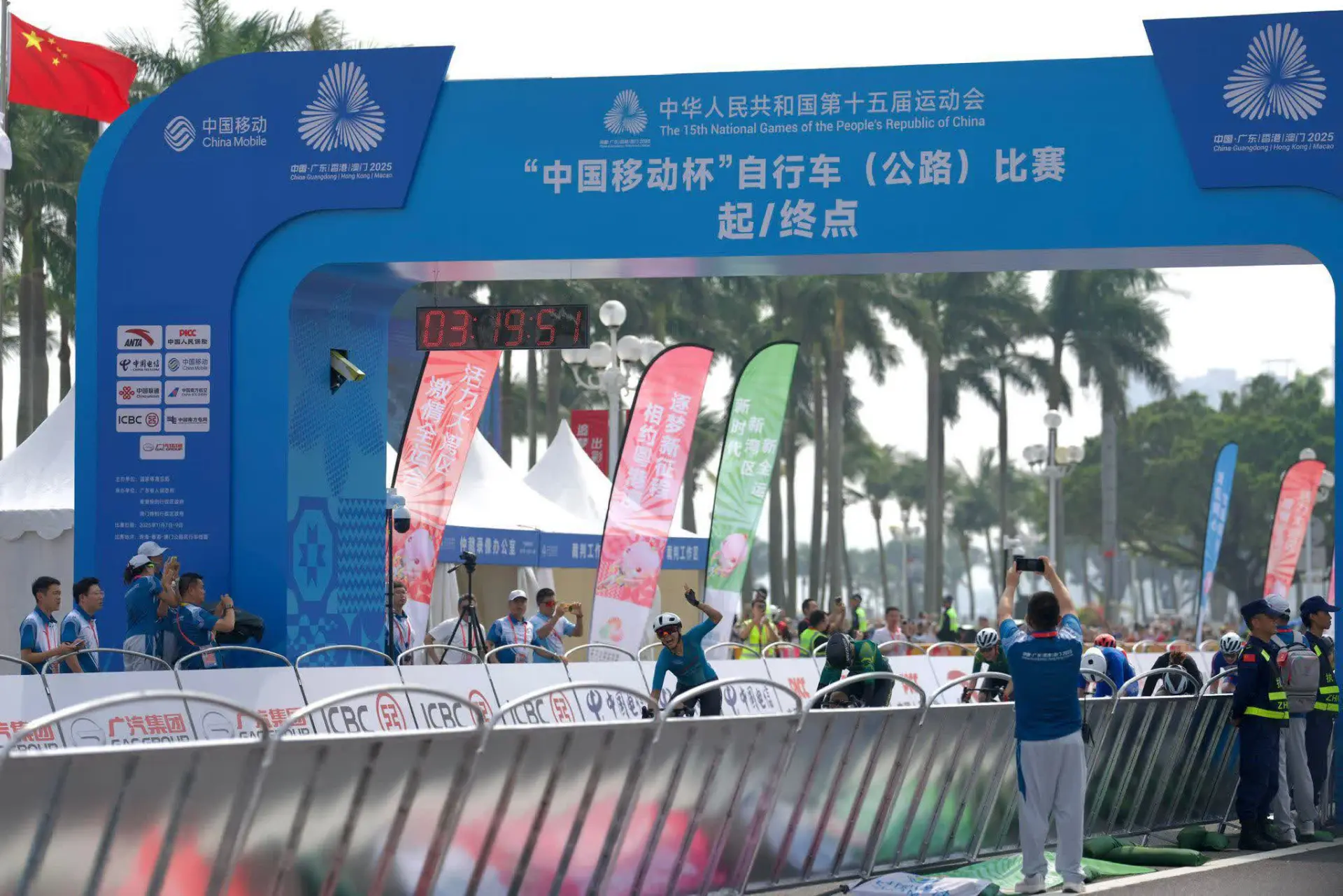 香港單車運動員李思穎在全運會女子公路自行車個人賽中成功衛冕，再次奪得金牌。根據賽馬會優秀運動員獎勵計劃，李思穎將獲得75萬元的獎金，以作為對她卓越表現的鼓勵。(圖：羅淑佩@FB)