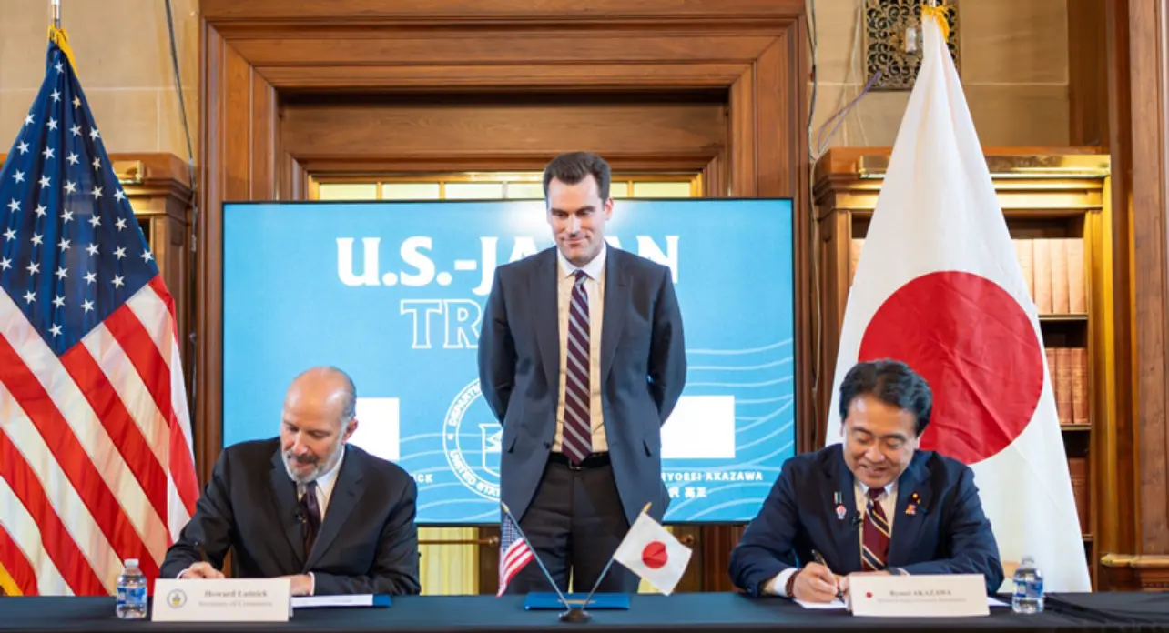 當地時間9月4日，美國商務部長盧特尼克和日本首席貿易談判代表赤澤亮正簽署諒解備忘錄 （盧特尼克X賬號）