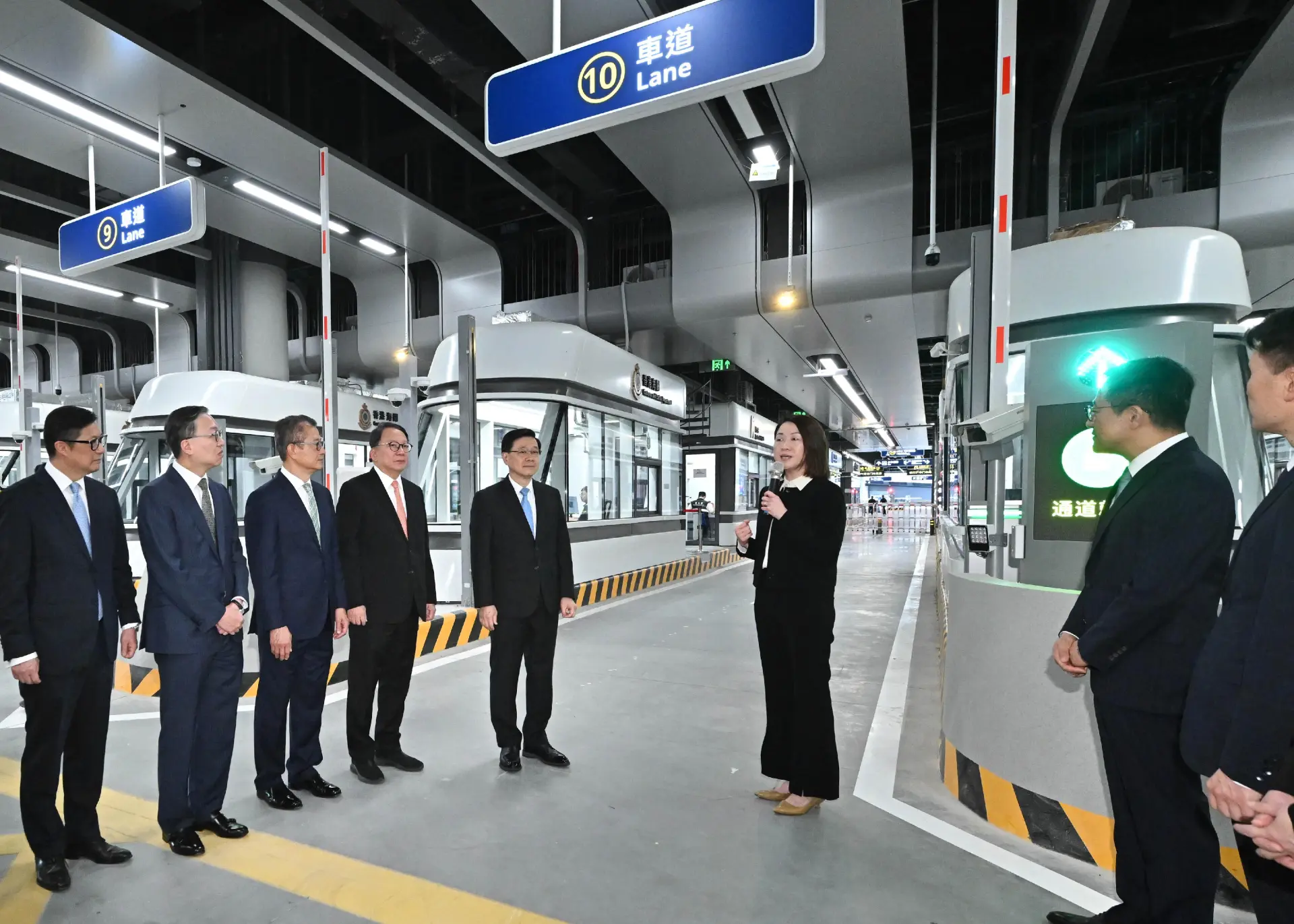 行政長官李家超今日（十月十一日）視察皇崗口岸聯檢大樓港方口岸區。李家超（右四）在（左起）保安局局長鄧炳強；律政司司長林定國資深大律師；財政司司長陳茂波和政務司司長陳國基陪同下，視察「聯合一站式」車道樓層。
