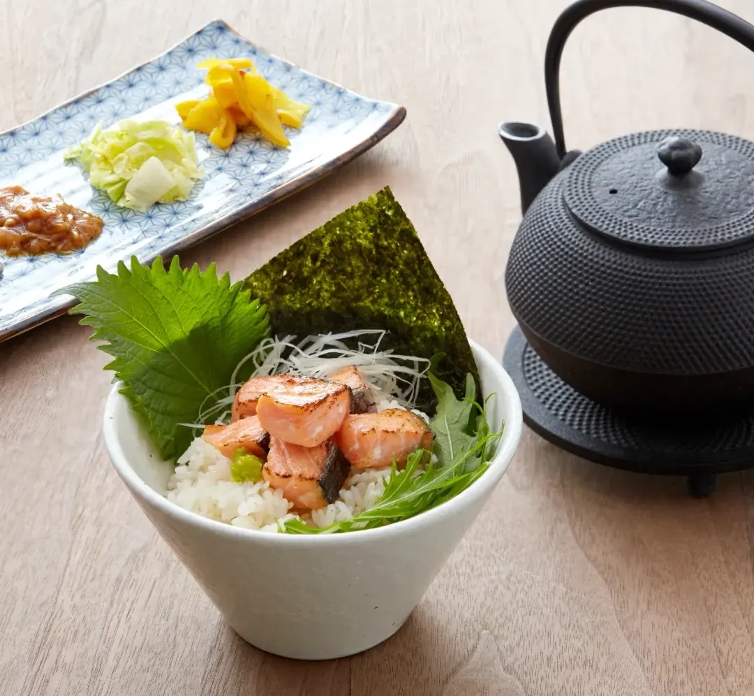 最經典的日常案例，就是京都主人對久待的客人說出：「要不要來碗茶泡飯？」乍聽之下是溫暖的待客禮貌，主動提供餐食招待客人，實則是超委婉的逐客訊號。（來源：Azabuya麻布屋@小紅書）