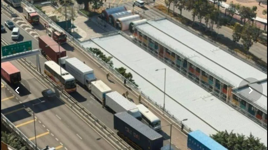 荃灣路6車連環相撞 1司機夾腳被困 救援人員破拆車廂救人的封面圖片