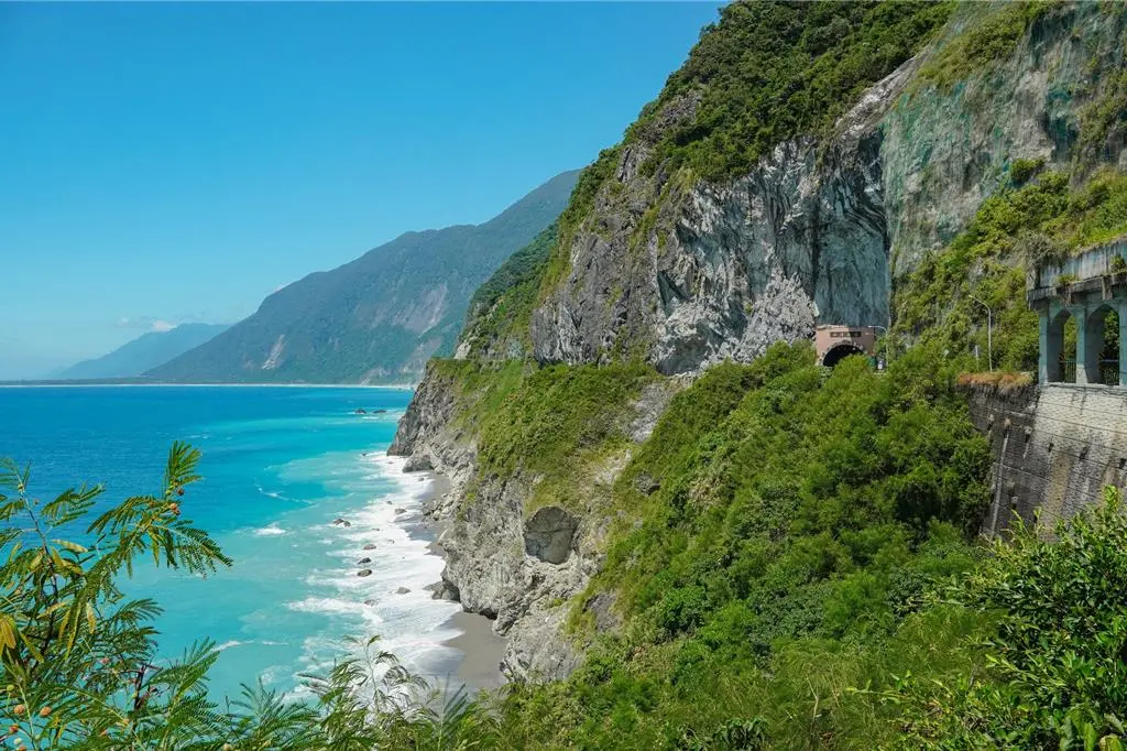 舊蘇花公路台九丁線67.4K，高處眺望和清隧道。（圖 公路邦協會常務理事邱正智）