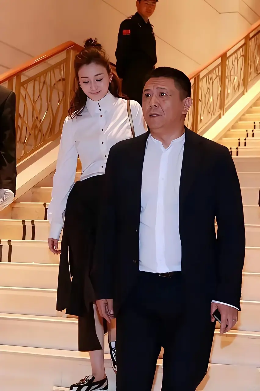 李小冉於社交平台證實與徐佳寧離婚，網友翻出她在《一路繁花》的訪談，坦言未生育是自認心理未成熟，難以扛起養育的重責，是雙方事前達成的丁克共識。（來源：小紅書）