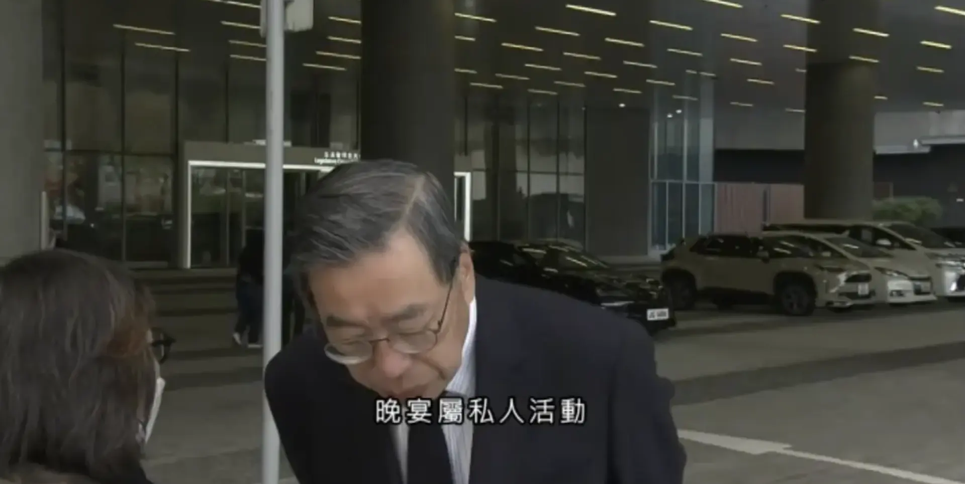 梁君彥11月29日上午被Now新聞台記者追問時解釋，該晚宴屬私人活動，並非慶祝性質或公開選舉活動，他經慎重考慮後才決定出席。(圖：視頻截圖)