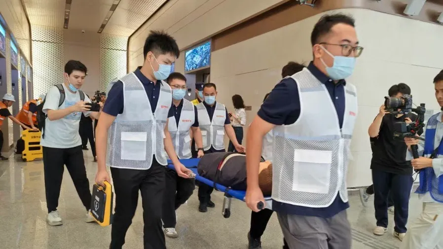 新皇崗口岸跨部門通關演練啟動！海關聯同入境處衛生署50人模擬車輛查驗系統故障的封面圖片