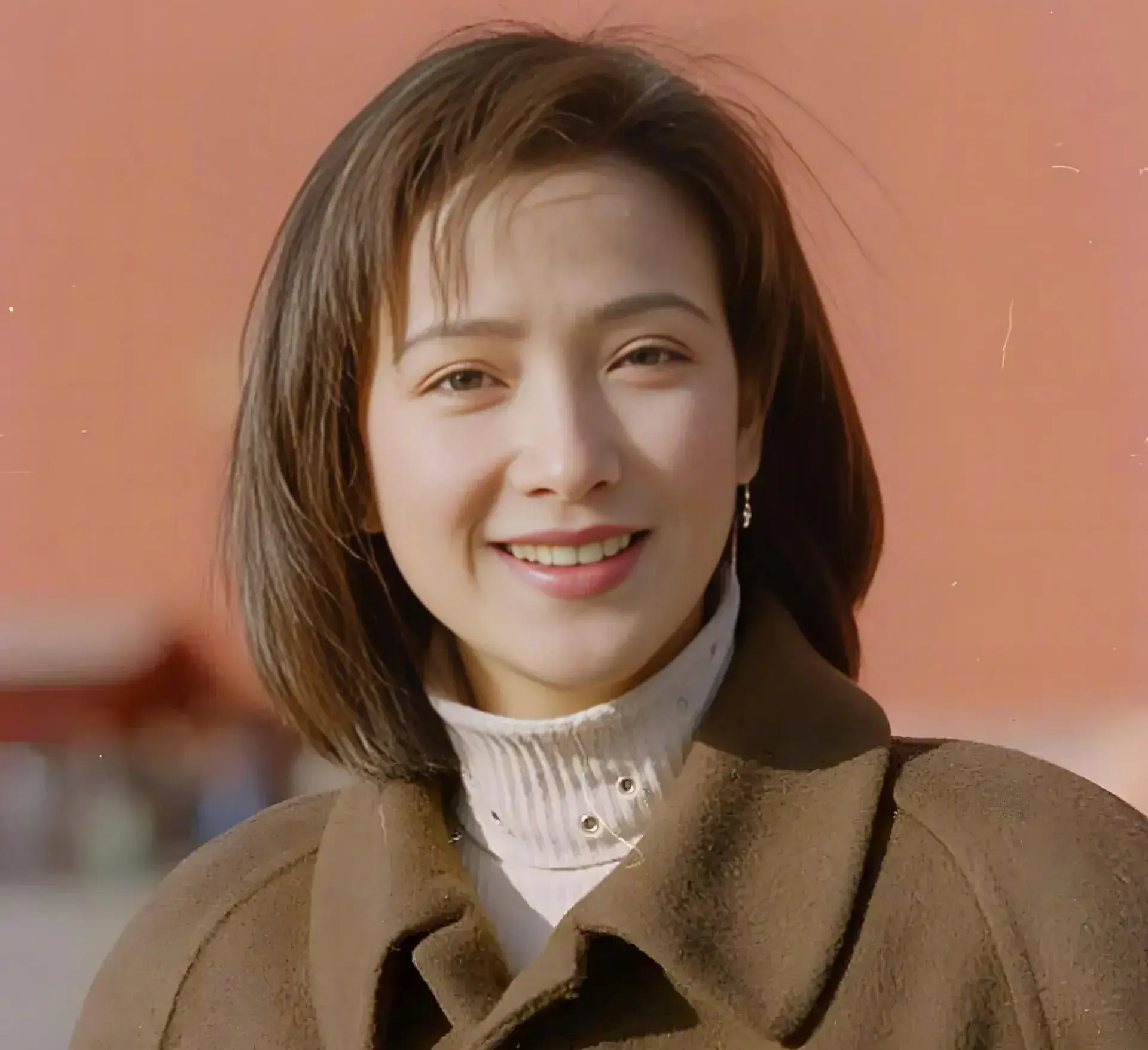 除了古典題材的輝煌成就，何晴在多元戲路中同樣表現亮眼。1992 年，她作為內地首批「瓊女郎」，應瓊瑤邀請出演《青青河邊草》中的華又琳，以獨立知性的形象擄獲觀眾喜愛，更獲得瓊瑤特別加戲的肯定。(圖：網絡截圖)