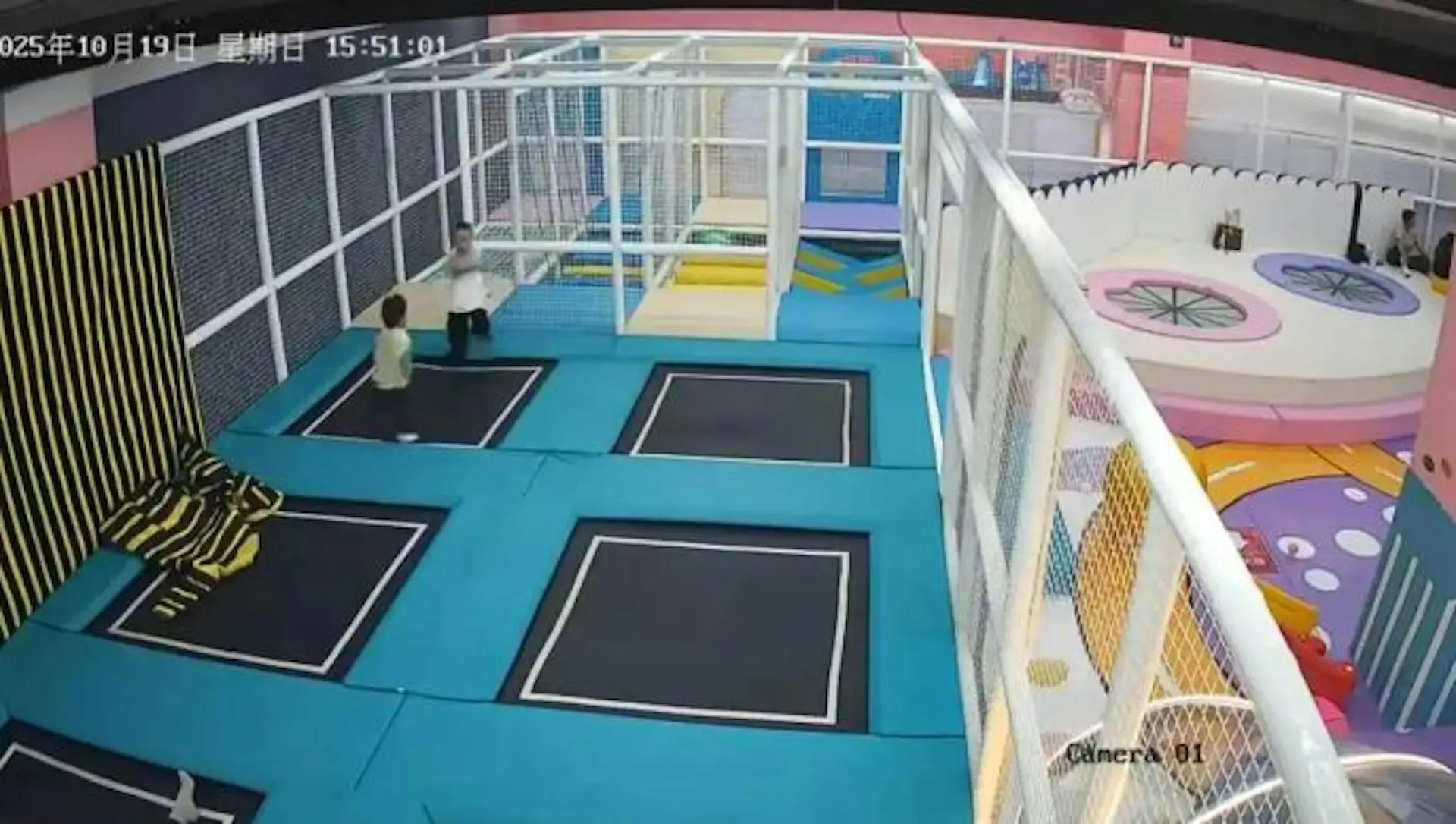 事發經過被監控完整記錄:當日下午 3 時 49 分,男童與另一名兒童在彈床區嬉戲,3 時 51 分,身穿綠衣的男童突然跌倒坐下,踉蹌走至設施後方後掙扎倒地,整個過程僅約 30 秒。(圖:視頻翻攝)