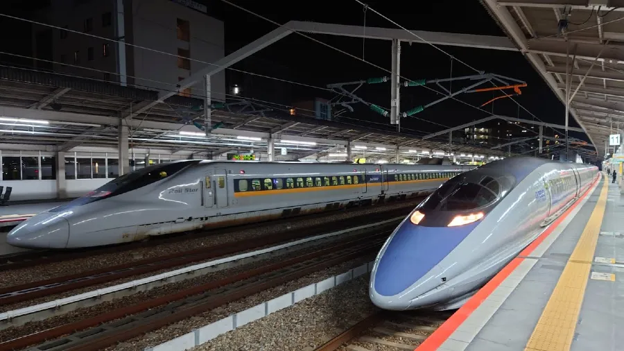 日本母子為拍新幹線錯過上車，竟然沿路追趕行駛列車逼停車輛？！的封面圖片