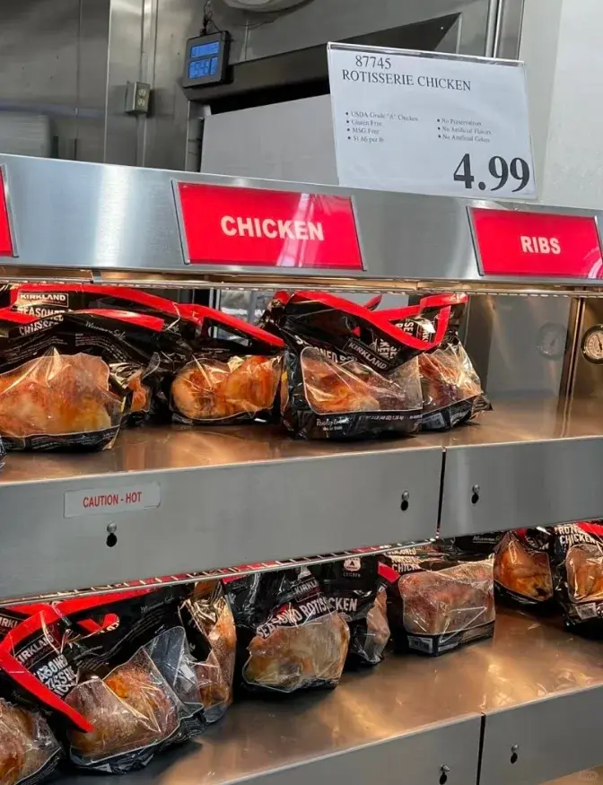 好市多（Costco）年賣1億隻的4.99美元烤雞，因標「無防腐」卻含磷酸鈉、鹿角菜膠遭美國消費者集體訴訟，官方回應已刪除相關標示。（示意圖來源：小紅書網友）