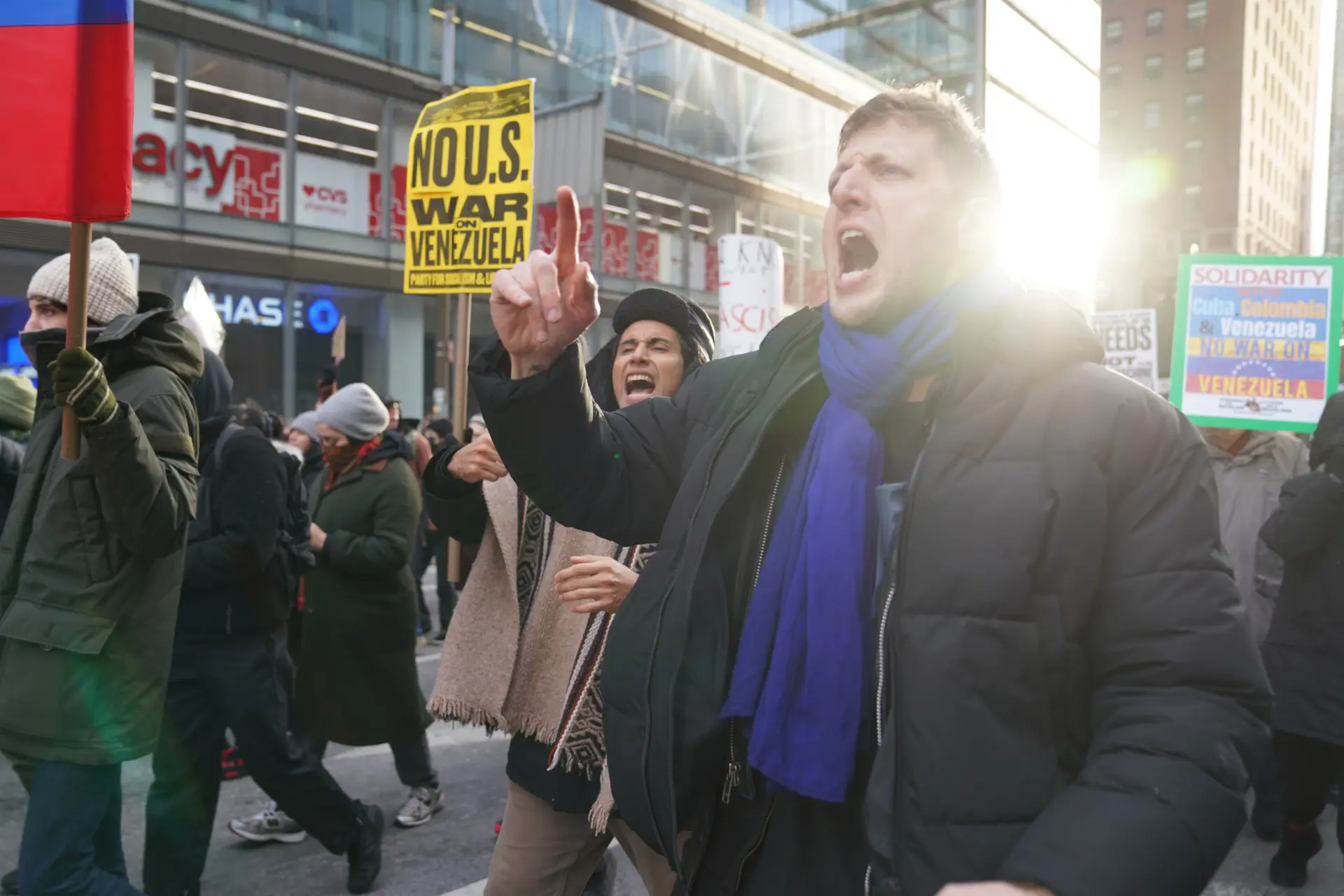 抗議民眾舉起標語，高喊「停止對委內瑞拉的轟炸」「停止為了石油而導致的流血犧牲」等口號，強烈譴責美國以霸權干涉他國內政。(圖：新華社)