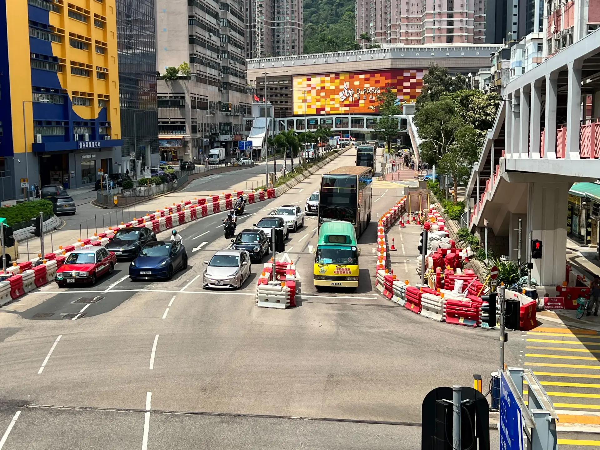 對守規矩的駕駛者而言，這是一段必須減速、小心轉彎的窄路；但現實中，總有人仍以直線思維駕駛，在「S」形彎道硬闖直線，結果產生不少險象環生的畫面。(圖：陳杰)