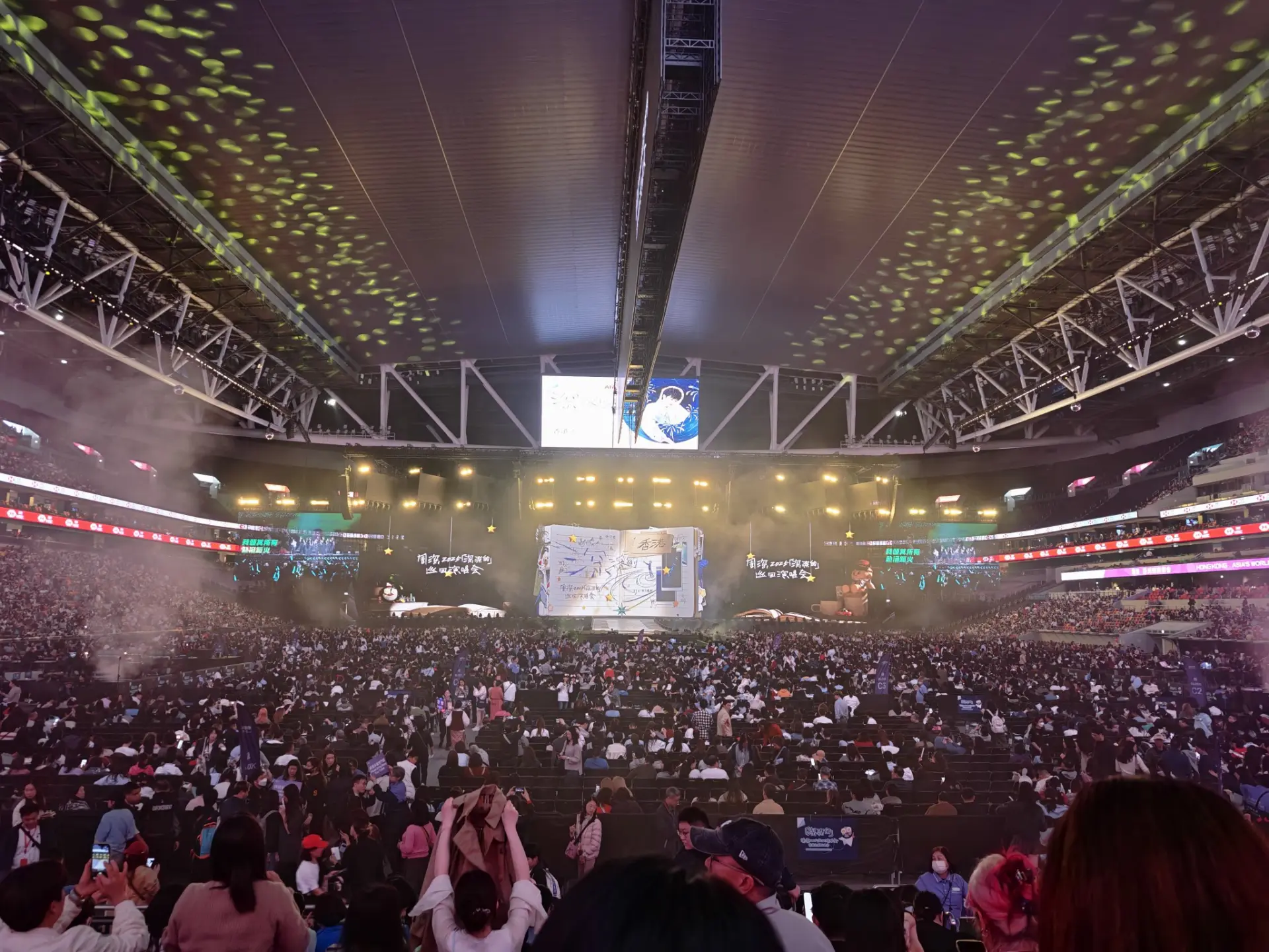 辭舊迎新之際，周深「深深的」巡迴演唱會·香港站跨年紀念場於12月31日晚在啟德體育園震撼開唱。作為啟德體育園啟用後的首個跨年演唱會、首位登上該場館開唱的內地歌手，同時也是香港首個個人零點跨年現場演唱會。(圖：網絡截圖)