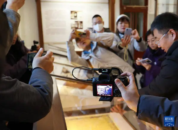 11月28日，在遼寧大連旅順博物館，媒體工作者拍攝展出的「明諭琉球國王敕」（仿製品）。新華社