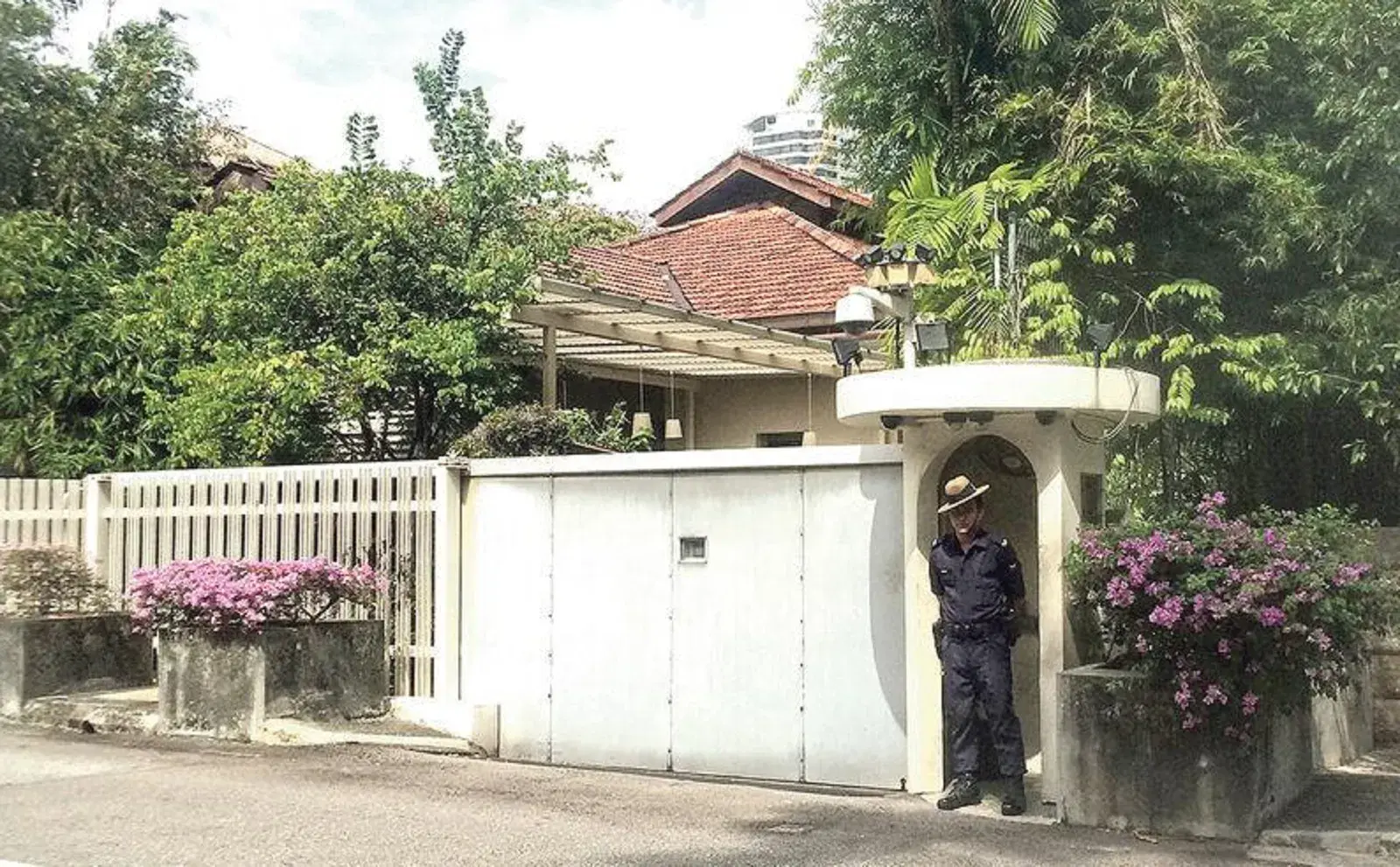 據了解，歐思禮路 38 號建於 1898 年，由荷蘭商人韋爾魯普委託建造，屬單棟洋房建築。李光耀自 1940 年代中期起租用該處，新加坡脫離馬來西亞獨立後因保安原因購入，直至 2015 年逝世，在此居住長達 70 年。(圖：網絡翻攝)