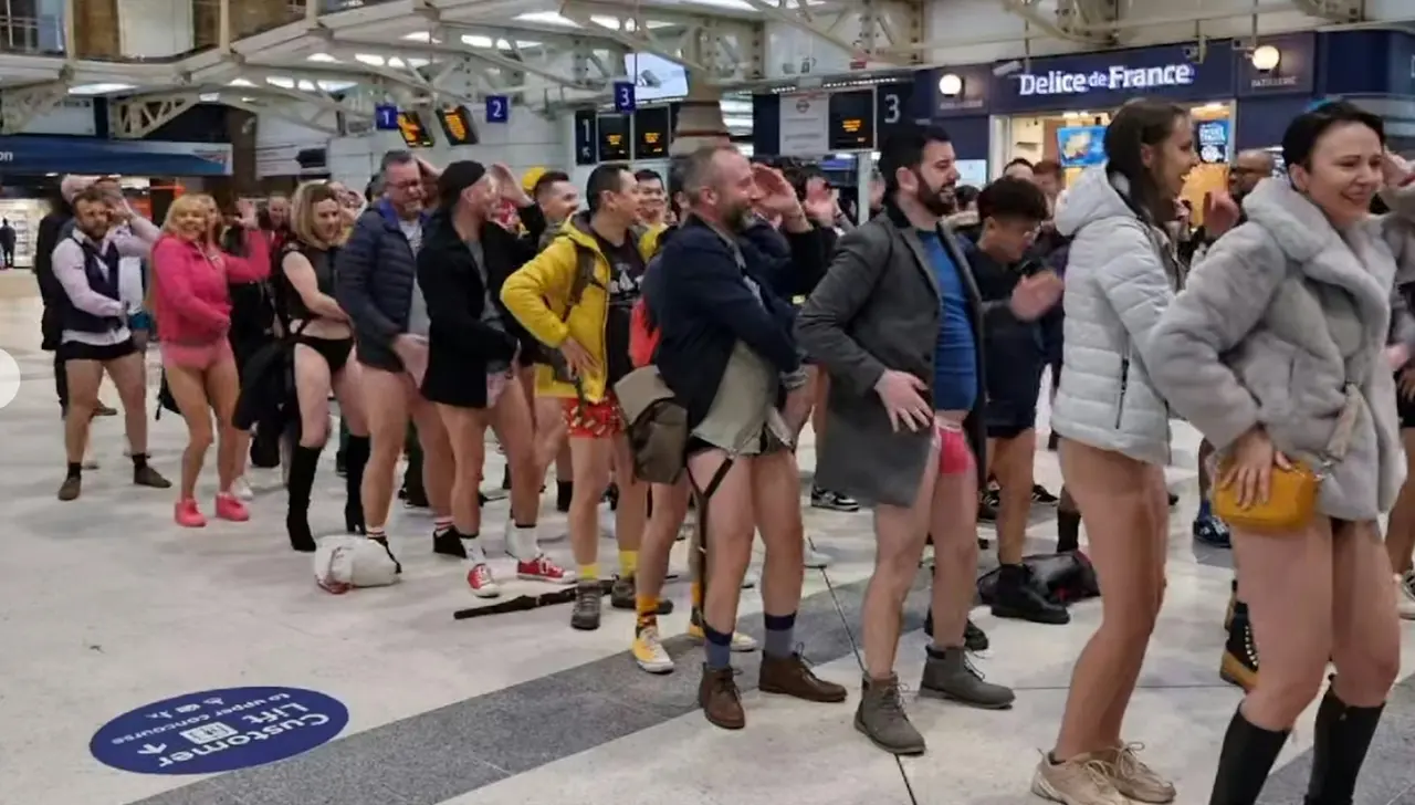 英國倫敦年度「地鐵無褲日」活動睽違一年回歸，參與者只穿底褲搭車引發爭議。（來源：Official No Trousers Tube Ride London@FB）