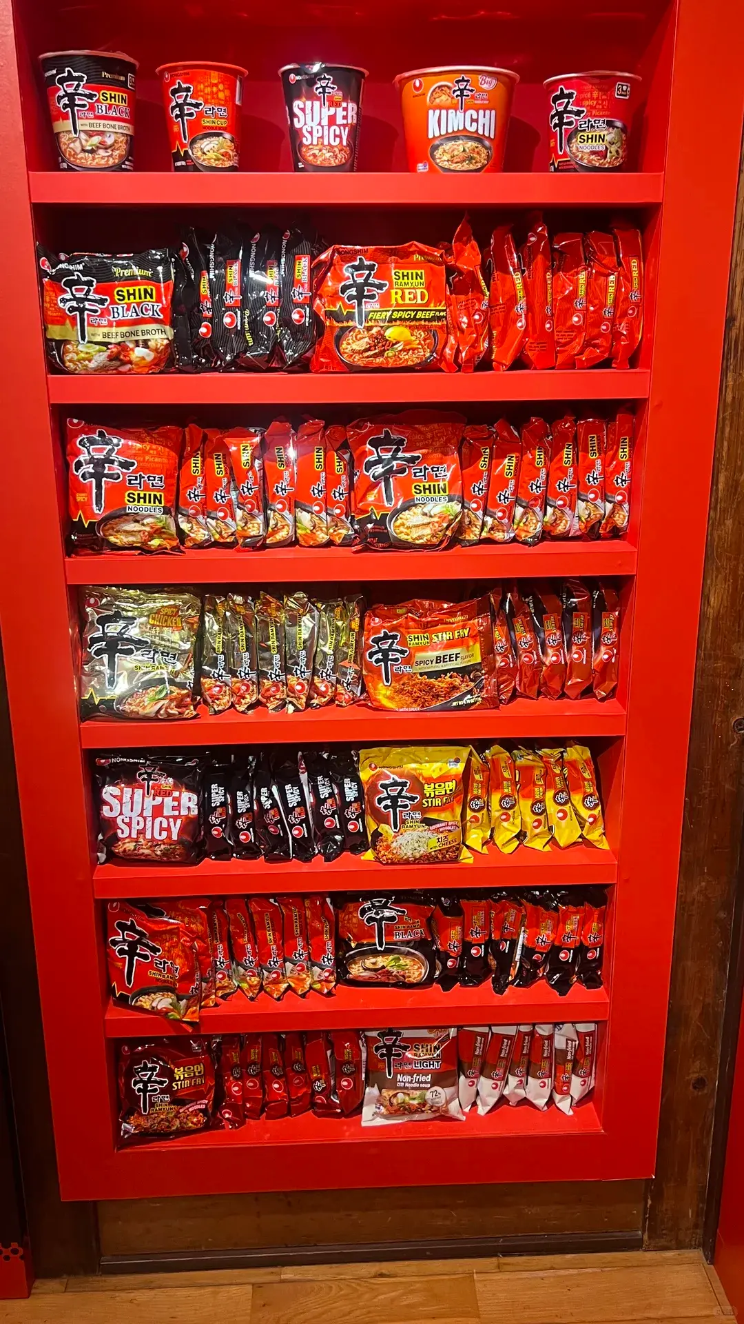 日本身為即食麵發源地，沒想到韓式辣味泡麵進駐東京原宿快閃店後爆紅，月吸萬人朝聖，更在各國掀起風潮，搭配政府補貼讓K-Food辣味版圖持續擴張。（示意圖來源：小紅書網友）