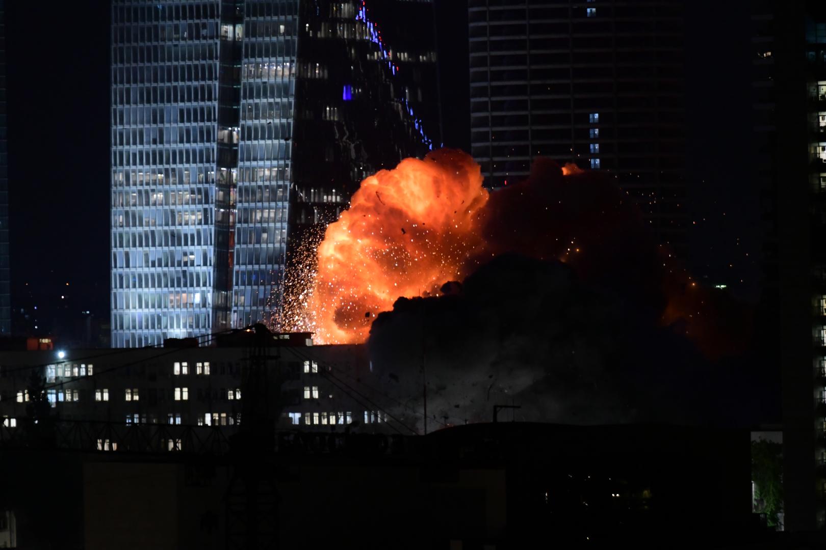 6月13日，在以色列特拉維夫，一棟大樓被飛彈擊中。(新華社)