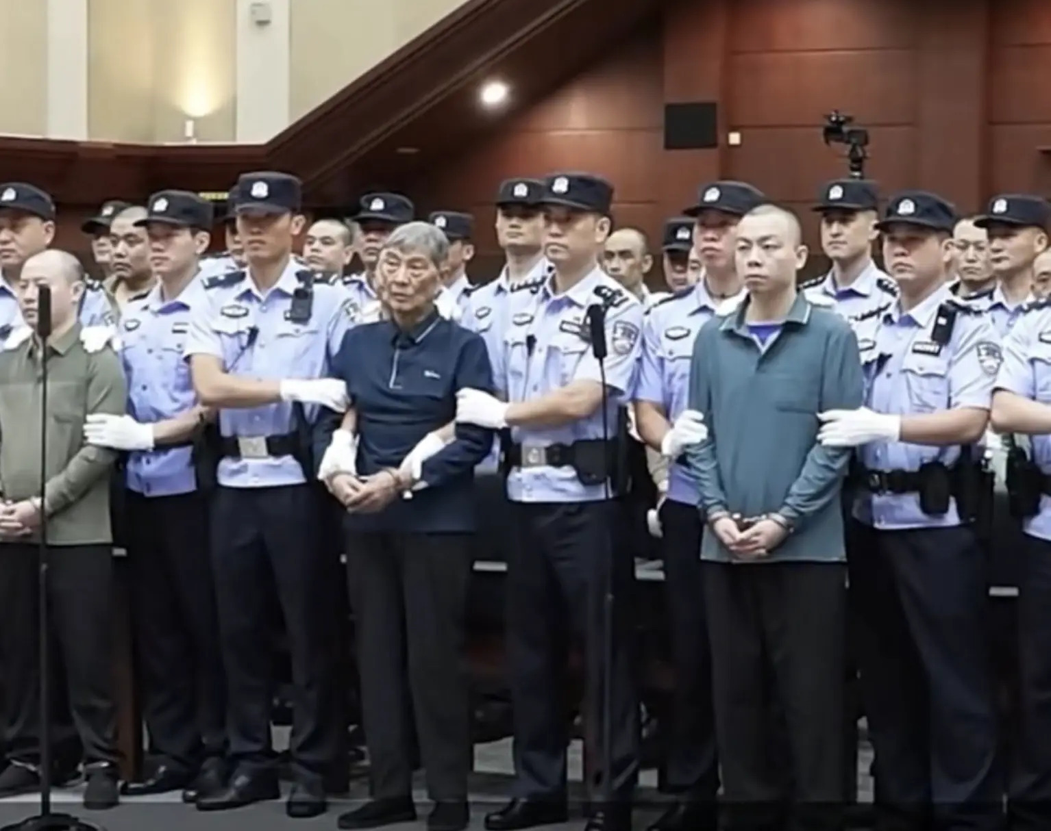 經法院審理查明，以白所成、白應蒼父子為首的犯罪集團，憑藉白家在緬甸果敢地區的家族勢力與武裝力量，打造了涵蓋百勝賓館、騰龍一號樓、蒼勝科技園等 41 個犯罪園區，專門招攬「金主」入駐經營。(圖：央視截圖)