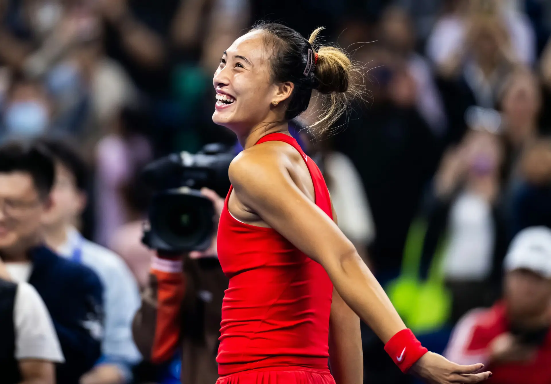 憑藉此勝，鄭欽文收穫1000個WTA積分及1,151,380美元（約904萬港元）獎金，創個人職業生涯獎金新高。即時世界排名由賽前第28位升至第23位。(圖：微博)