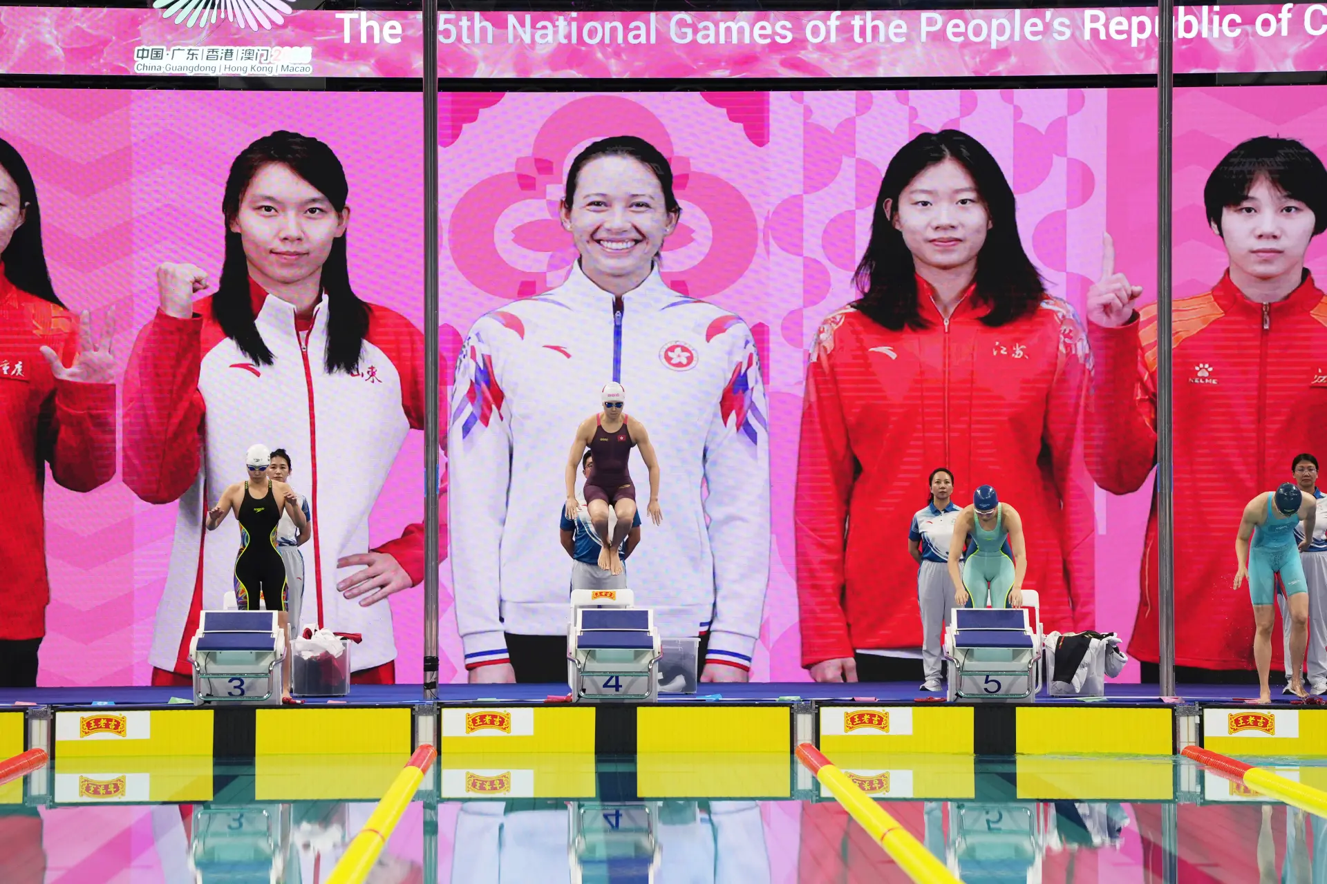 當晚的決賽可謂強手雲集，何詩蓓被分在第四線道，身側分別是去屆該項目金牌得主山東選手楊浚瑄、江蘇好手楊雯文以及江西名將程玉潔。(圖片：新華社)