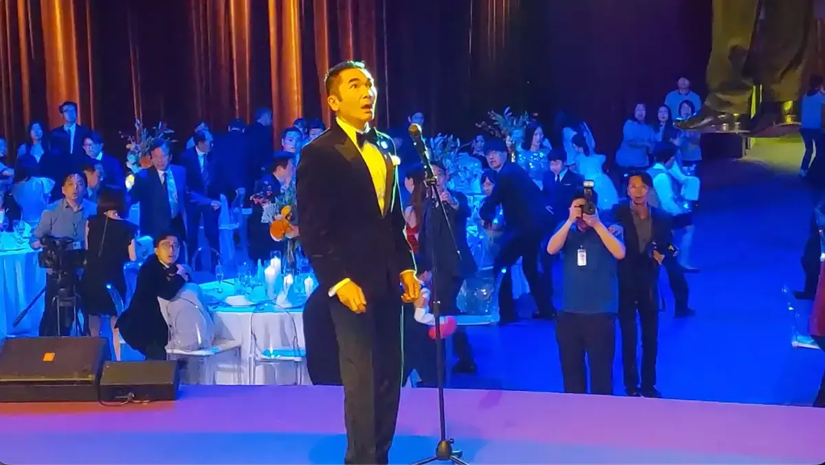 同場飾演慈善機構主席的方中信，雖未參與吊半空的戲份，但在現場目睹任達華的拍攝過程與現場氣氛後深感震撼。為更好地詮釋角色情緒，他拍攝前主動向導演請教，深入了解這場戲的氣氛節奏，力求讓觀眾更能感受到那份強烈的震撼質感。(圖：視頻截圖)