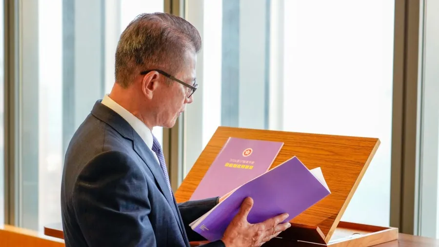 從短期紓困到「十五五」對接，香港需要的是一份向前走的預算案的封面圖片