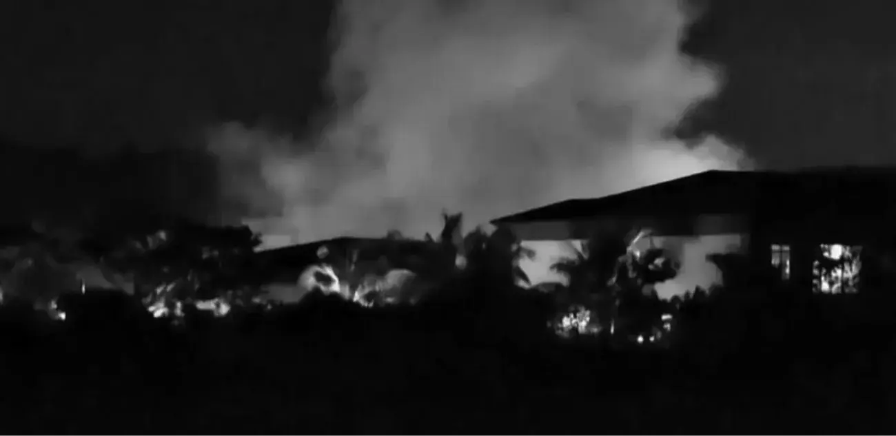 緬甸克倫邦妙瓦底市 KK 園區近日傳來連日爆破巨響,緬甸軍方 10 月 25 日動用炸藥摧毀園區建築,現場火花四射,這是繼上周五晚炸毀園區其他建築後的再一波行動。(圖:網絡翻攝)