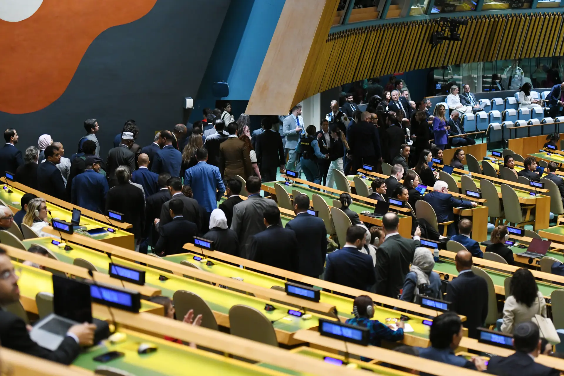 內塔尼亞胡當天第一個走上發言台，然而，他的發言還未開始，眾多聯合國會員國代表便立即起身離席。(圖：新華社)