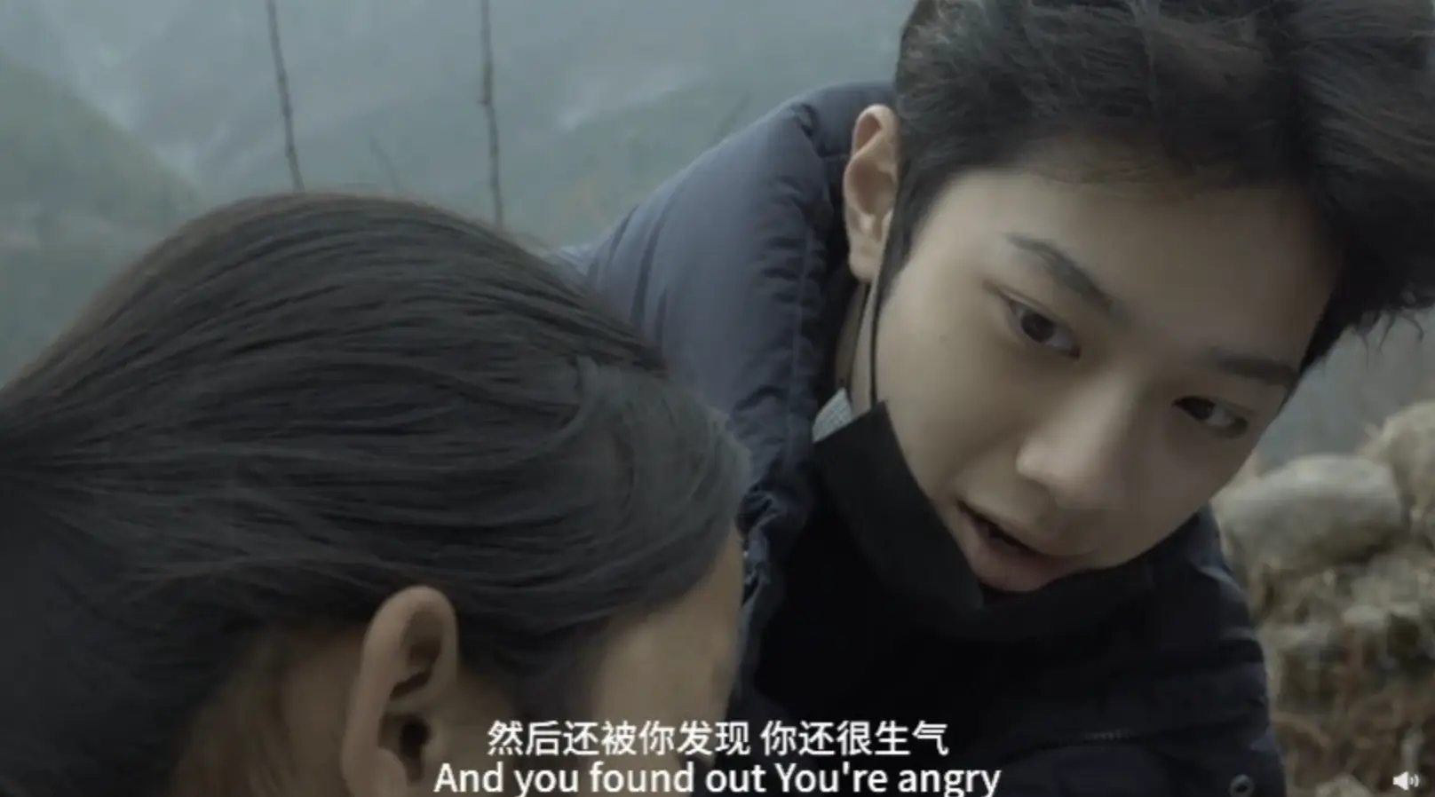 而真正讓他開始反思職業選擇的，是一段在四川大涼山拍攝留守兒童題材作品的經歷。片場中，一名 12 歲小女主的自然演技讓他驚嘆不已，對方僅憑一張小學班主任的照片，就精准演繹出哭戲情緒。 (圖：網絡截圖)