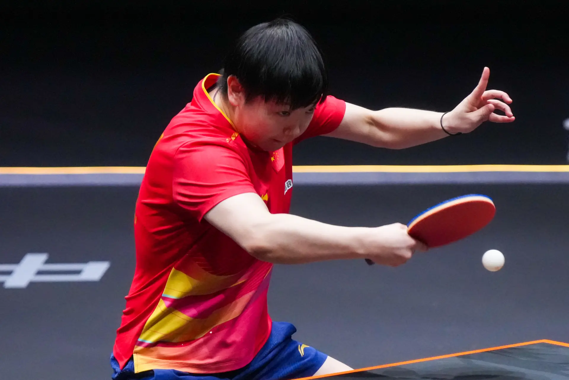 這場女單國乒內戰備受矚目，世界排名第一的孫穎莎對陣排名第五的王藝迪，雙方實力相當且極為熟悉。比賽伊始，孫穎莎便迅速進入狀態，在2:2平後抓住對手接連失誤的機會連得6分，以11:3輕鬆拿下首局。(圖：新華社)