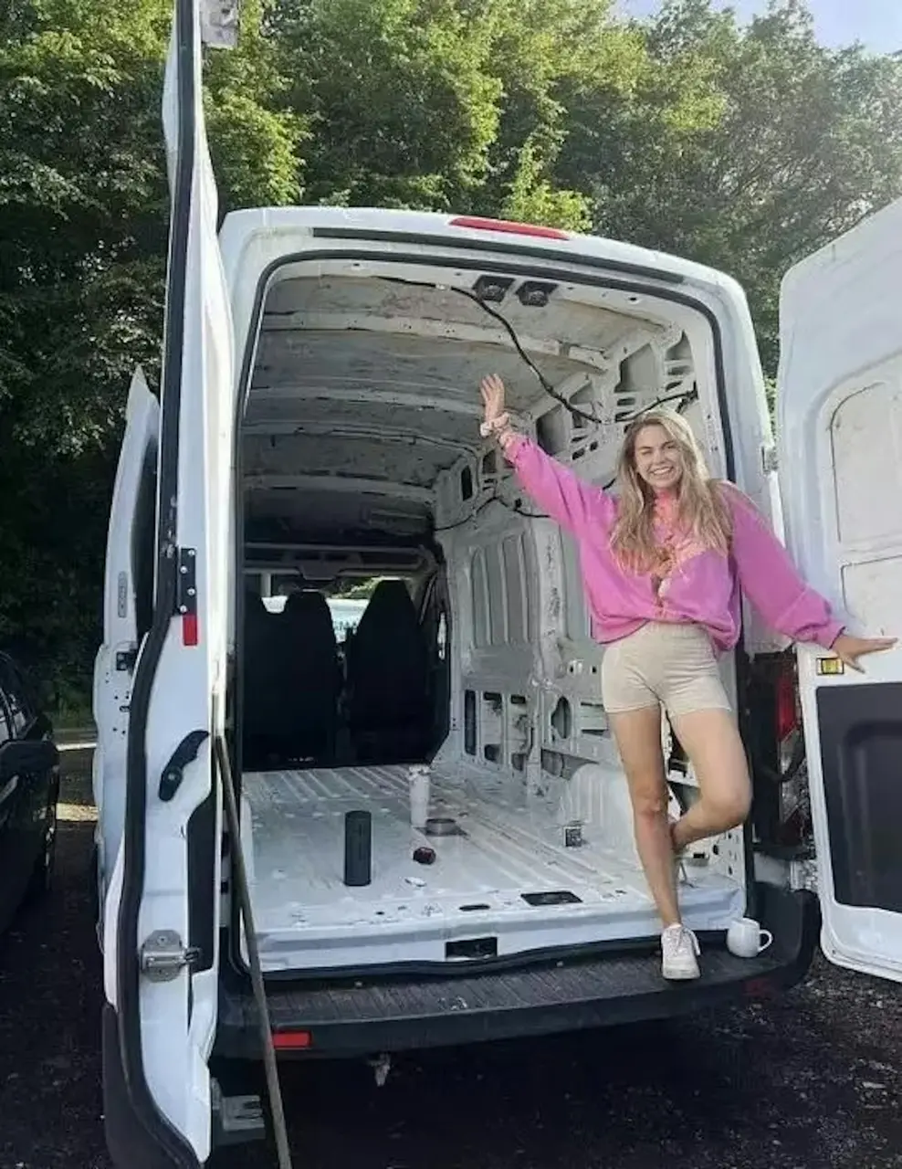 英國26歲女子海蒂（Heidi Elliott）花2萬英鎊改造福特廂型車為粉紅系移動公寓，月開支僅675英鎊，大幅低於房貸，引發熱議。（來源：海蒂（Heidi Elliott）Facebook）
