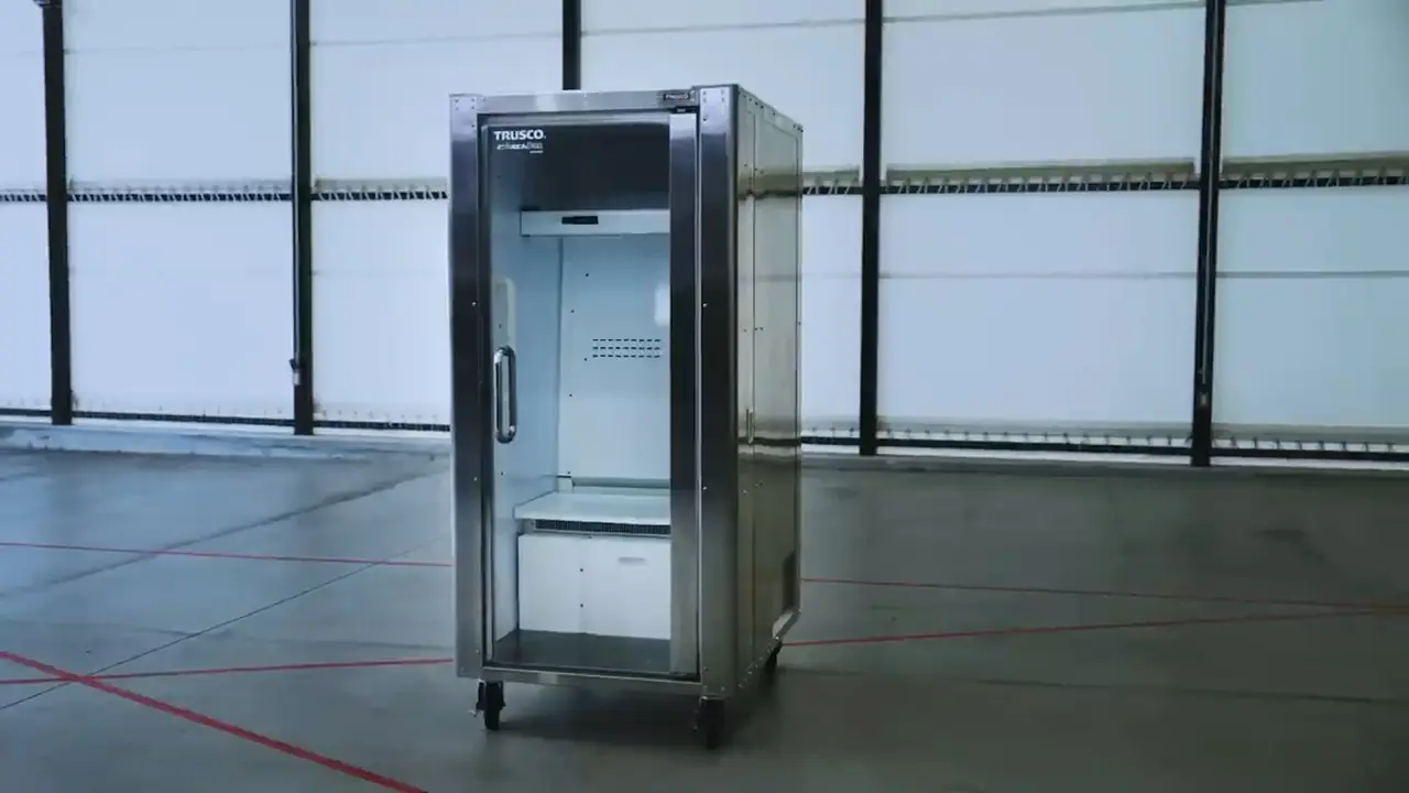 日本酷暑天氣屢創新高，業者推出「Do Hiemon Box」人體冰箱，入內10分鐘即可快速消暑、紓解高溫不適，設備節能又可移動，售價相當驚人，多地公共場所已開放免費使用。（來源：TRUSCO ｜ トラスコ中山株式会社 オフィシャル@YouTube）