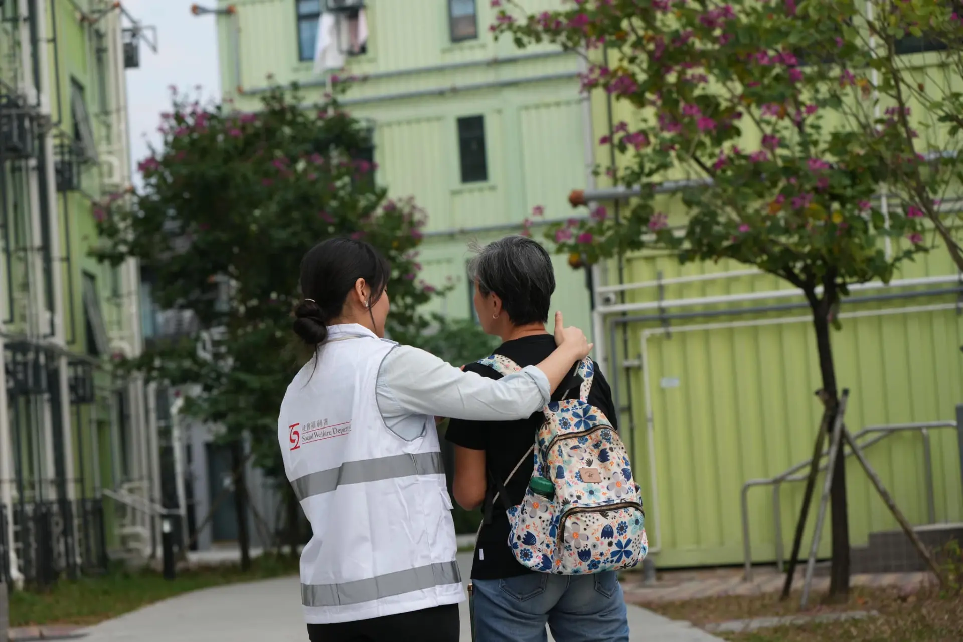 特區政府於1月9日宣布，透過社署「一戶一社工」團隊，以問卷形式全面徵詢全體業主對長遠安置方案的初步意向。 此舉體現了政府處理危機時「以情先行」的方針，力求在龐雜的法律與行政程序啟動前，先細心聆聽每一戶的聲音。(圖：勞工及福利局 Labour and Welfare Bureau@FB)