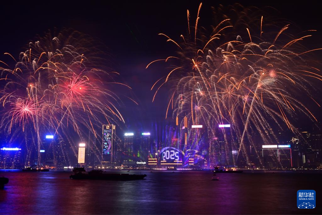 2025年元旦維港煙花匯演。(新華社)