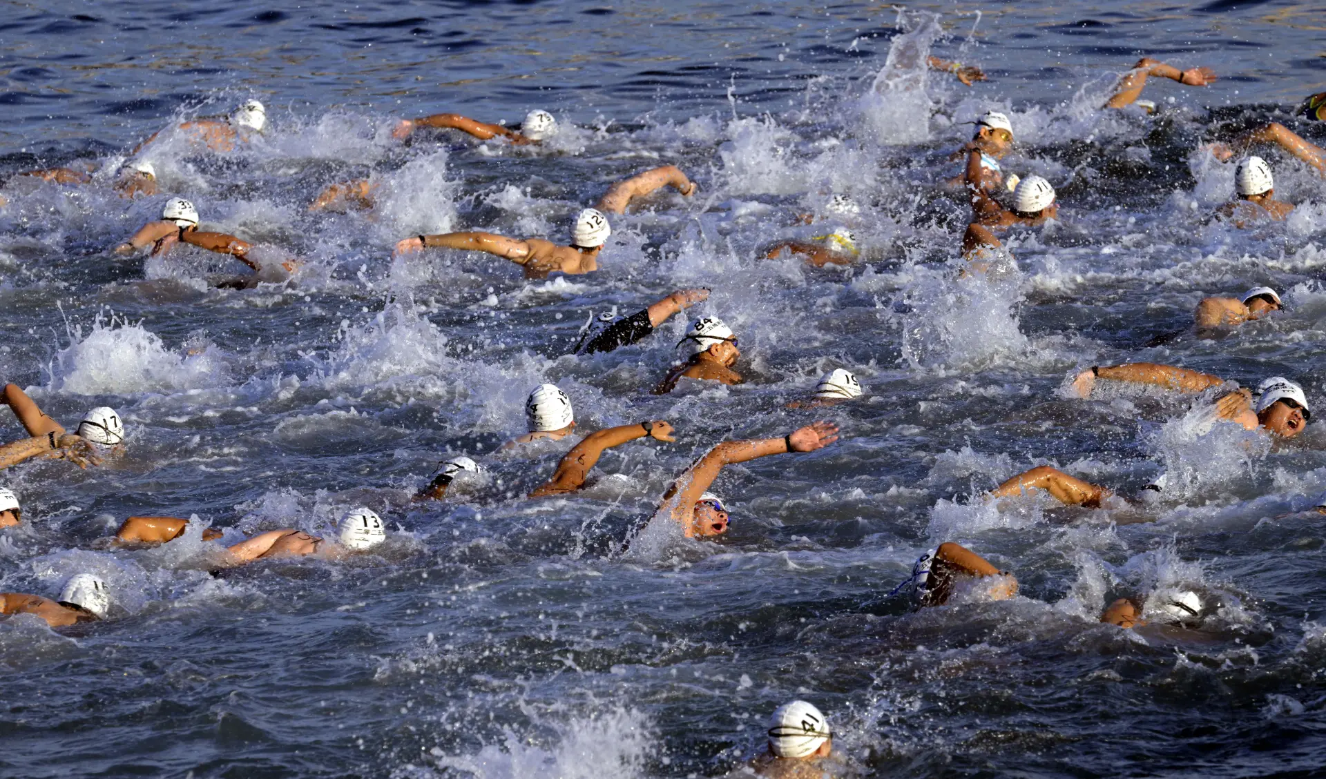 本屆維港泳分競賽組與優悠組，分別設 300 個和 3700 個參賽名額。優悠組延續的「同行者」安排頗受歡迎，泳手可與最多三名同伴組隊報名抽籤，中籤隊伍成員能在同一時段下水，與親友共游維港。(圖：新華社)