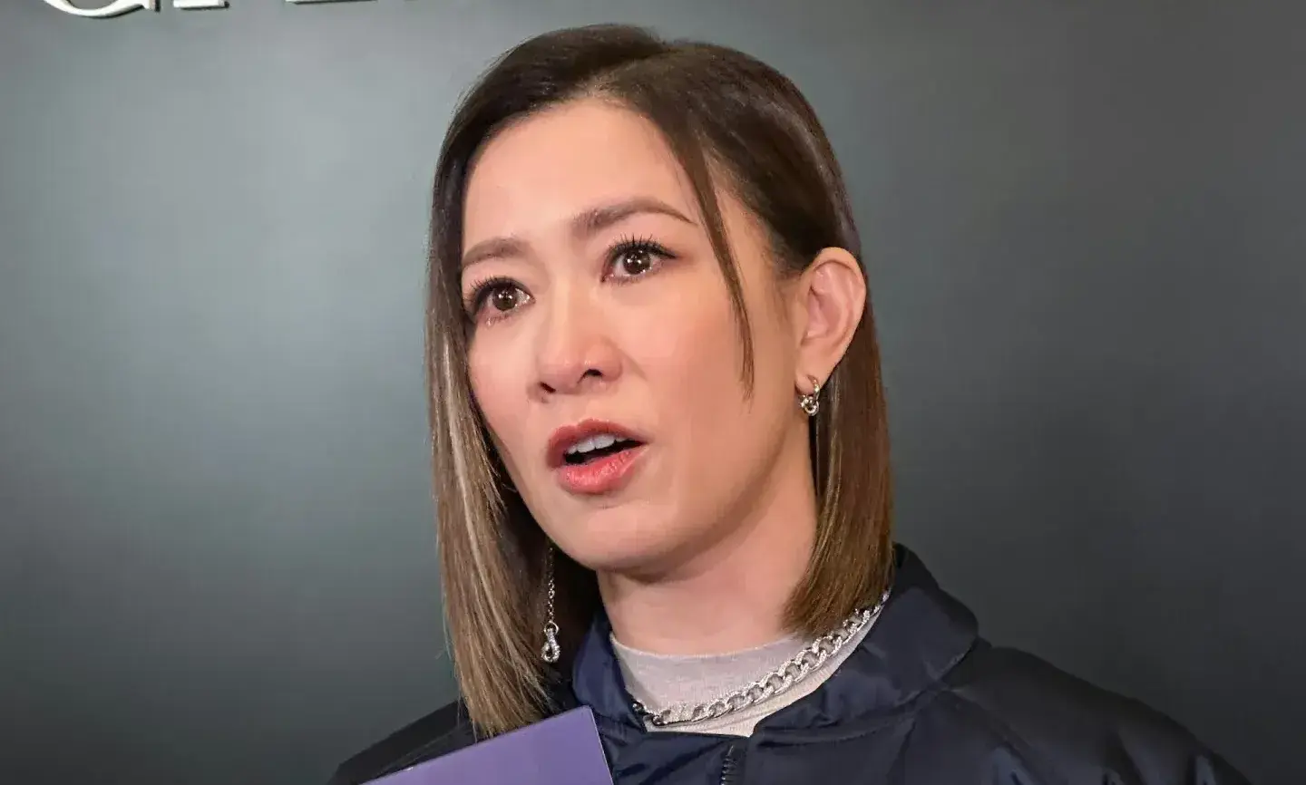 遠在澳門出席活動的佘詩曼,被問及契爺許紹雄的狀況時更忍不住現場爆喊,一度暫停訪問。她事後透露自己一直關注事件,直言「佢努力中」,並取消原定飛往北京的行程,緊急趕回香港醫院探望。(圖:網絡翻攝)
