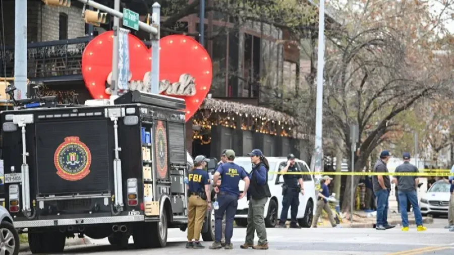 德州奧斯汀酒吧槍擊案 3 死 14 傷 槍手遭擊斃 FBI 朝恐攻方向偵辦的封面圖片