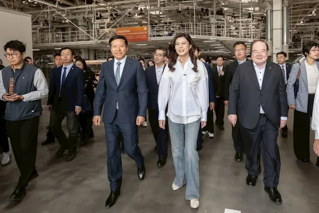 4月12日上午，鄭麗文一行前往北京小米汽車超級工廠參訪，獲得小米集團董事長雷軍等高管高規格接待。（國民黨提供）