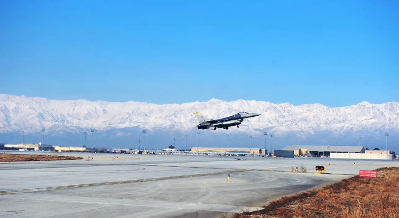 一架美國空軍的F-16戰鬥機從巴格拉姆空軍基地起飛（攝於2015年1月23日） 資料圖片）